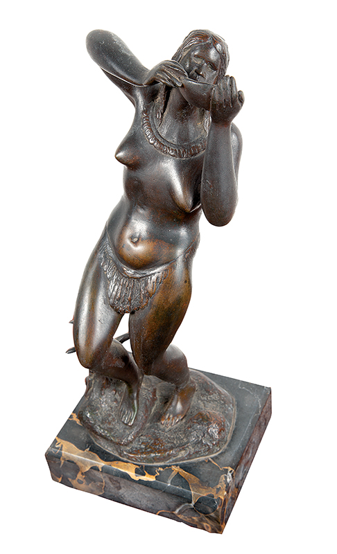 ARTISTA NÃO IDENTIFICADO - `Índia bebendo água` - Escultura em bronze - Sem assinatura. - 32 x 11 x 9 cm