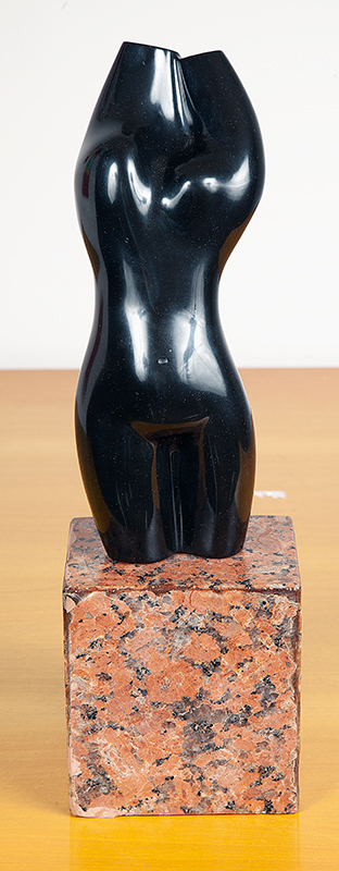 BRUNO GIORGI - `Torso feminino` - Escultura em mármore preto. - Assinada. - 25cm - Com certificado Galeria Arte Infinita.