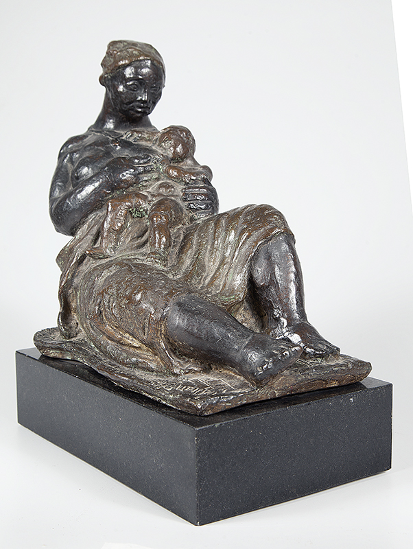 JULIO GUERRA - `Mãe preta` - Escultura em bronze - Assinada - 1955. - 26 x 24 x 15 cm - Essa escultura em tamanho natural encontra-se no Largo do Paissandú.
