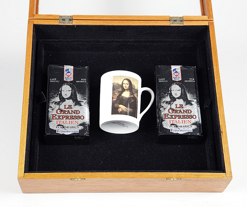 NELSON LEIRNER - Série Mona Lisa - Caixa com embalagem de café Moulu Pur Arábica e xícara - Ass.dat. 1999+4 e com dedicatória no verso. - 32 x 36 x 12 cm