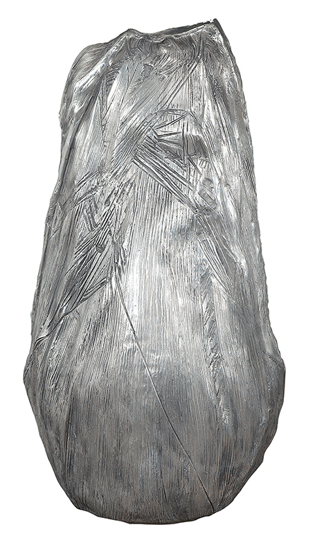 MARIA BONOMI - `Sem título` - Escultura em alumínio escavada em moldes e folhas naturais - Sem assinatura. - 112 x 63 cm -