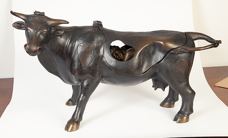 DOMENICO CALABRONE - Escultura em bronze representando vaca e no seu interior figura desnuda `Cena erótica`- Assinada - 38 x 62 cm.