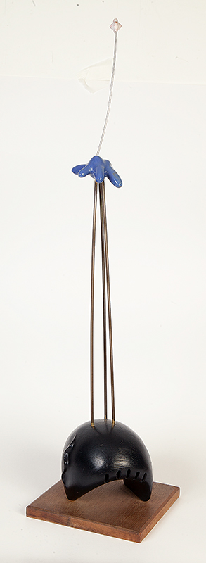 MEGUMI YUASA - `Sem título` - Escultura em cerâmica, madeira e metal -Assinada - 66 cm altura. - Procedência Galeria Skultura