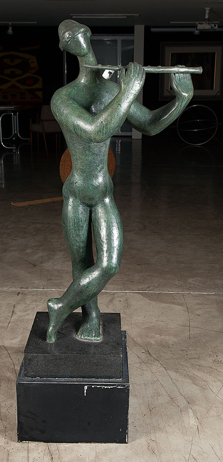 SONYA EBLING - “Flautista” - Escultura em bronze - Assinada - 118 cm altura - medida da base : 37 x 37 cm. - Obra adquirida diretamente do artista na década dos anos 80.