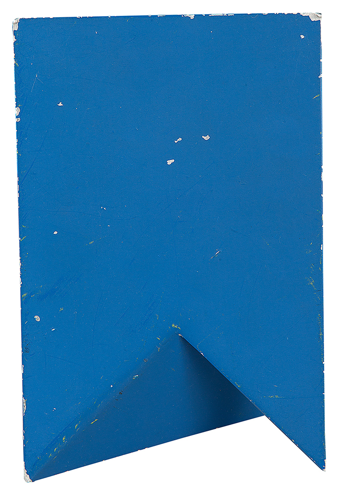 FRANZ WEISSMANN - “Sem título” - Escultura em alumínio pintado em azul - 15/20 - 1996 - Assinada - 20 x 13 cm.