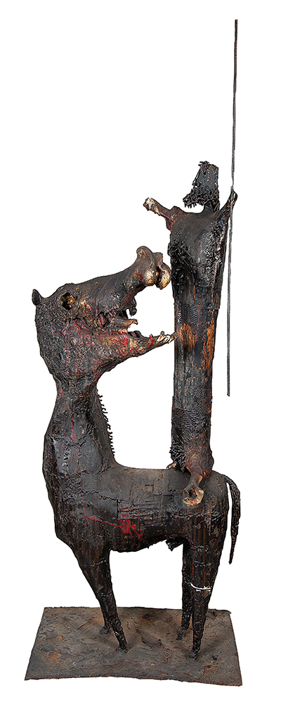 FRANCISCO STOKINGER - Guerreiro e animal Escultura em ferro, madeira e osso, 150 cm sem lança/ 180 cm com lança. - Participou da exposição na galeria Frente, Reproduzido no catálogo da amostra.