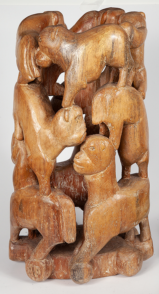 ARTUR PEREIRA - “Capivaras” Escultura em madeira, Assinada, 57 x 34 cm.