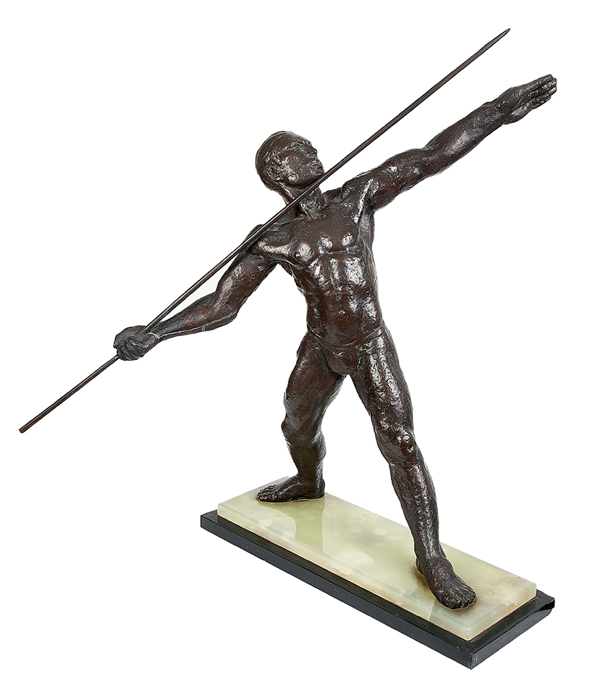 JOÃO BATISTA FERRI - “Índio com lança” Escultura em bronze, Sem assinatura, 55 x 86 cm.