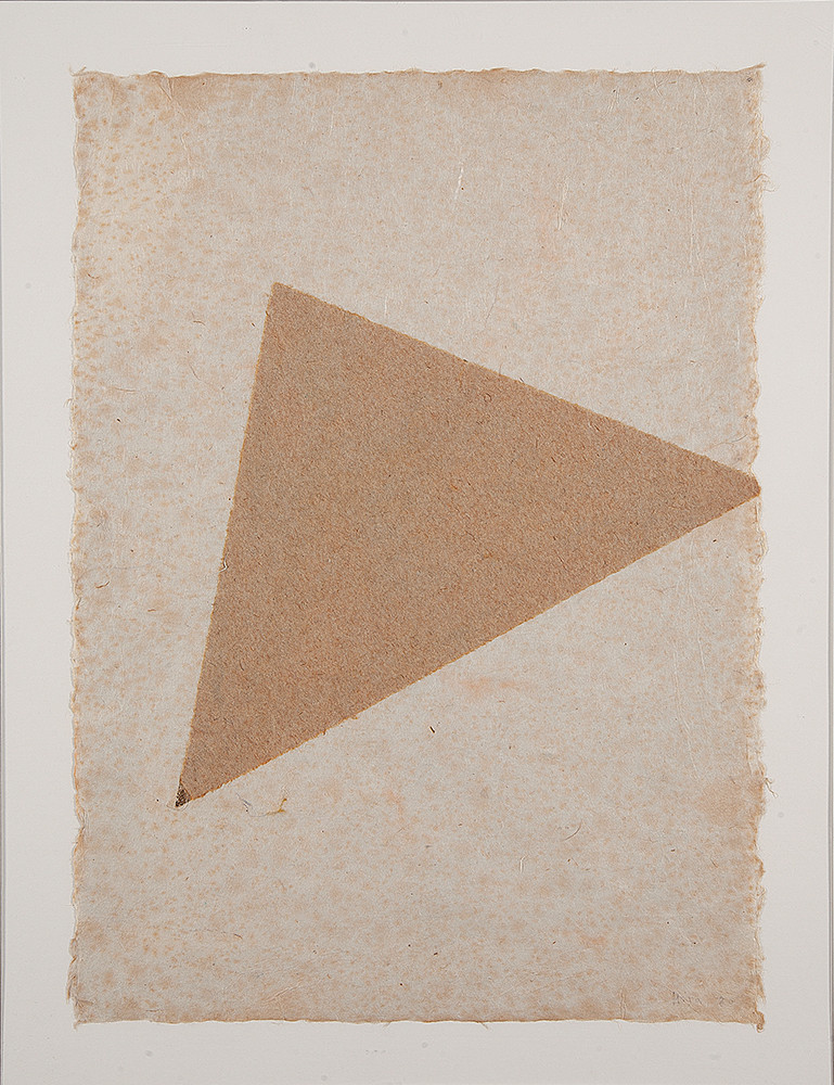 MIRA SCHENDEL - “Triângulo” Colagem de papel artesanal e folha de ouro, Ass.dat.1980 inf.dir,40 x 29 cm. Ex. Coleção Paulo Figueiredo.