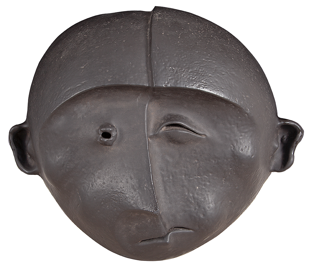 AUTOR NÃO IDENTIFICADO - “Máscara” - Escultura em terracota pintada - 53 x 60 cm.