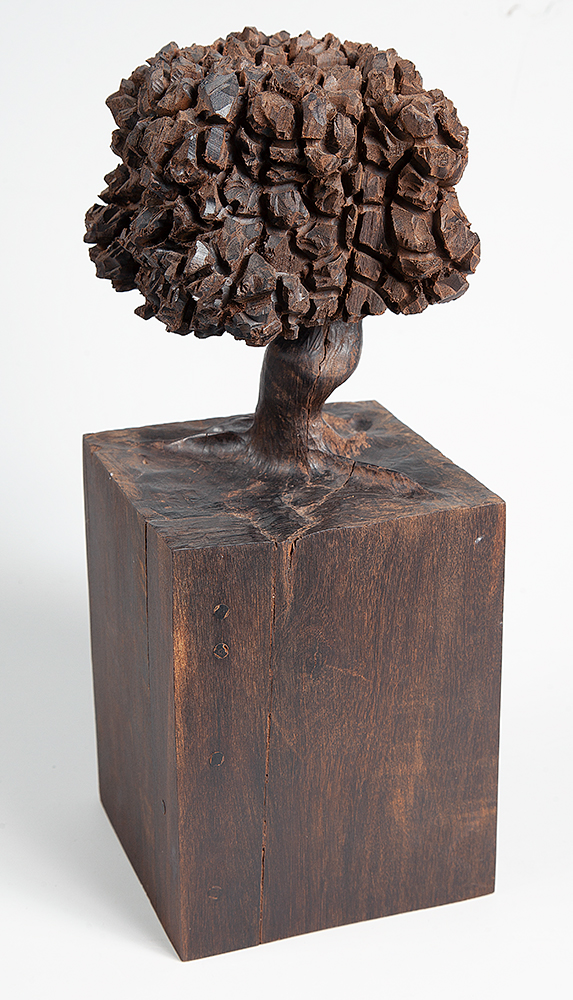 JOSÉ BENTO - “Árvore” - Escultura em madeira - Assinada - 35 x 14 x 14 cm.