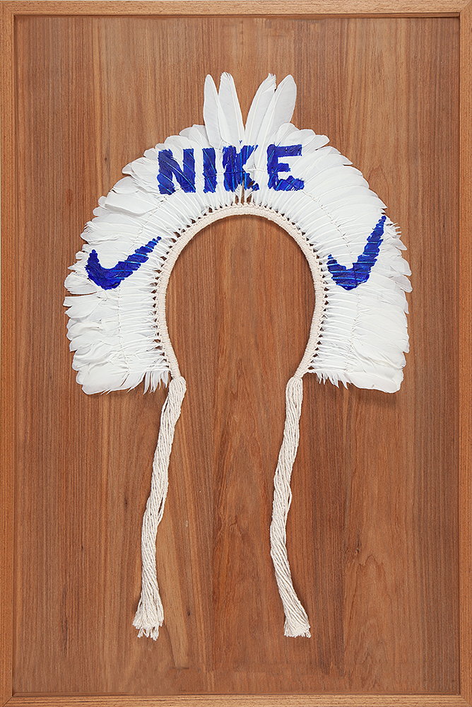 DENILSON BANIWA - “Akangatara Nike”- Acessório de cabeça feito de plumas, algodão e tinta vinílica - 2023, 40 x 40 cm.Com certificado de autenticidade assinado pelo artista.