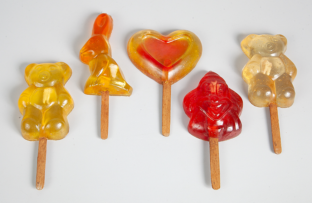 PRISCILLA MONGE - “Lollipops” - Açúcar, palito, resina e dentes humanos - 1995/1996 - 15 x 7 cada (aproximadamente).