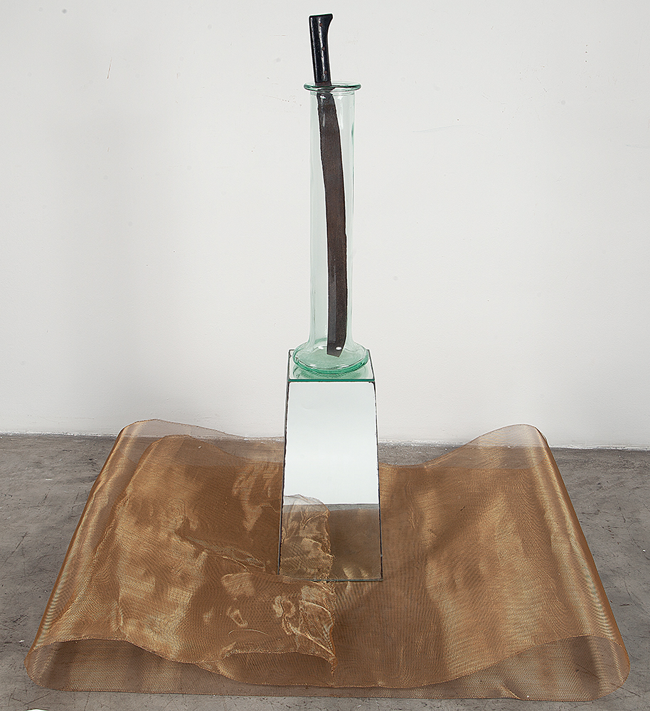 REGINA VATER - “Inominável” - Pedestal espelhado, tela de cobre, vaso de vidro, faca, machete e mel - Edição: Única. 1999 - 120 x 120 x 90 cm. - Com certificado da Galeria Jaqueline Martins.