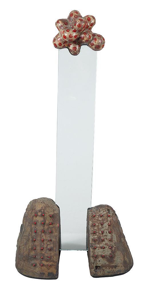 MEGUMI YUASA-  “Sem título” Escultura em cerâmica e vidro pintada -53 x 26 x 16 cm. Com marca do artista.