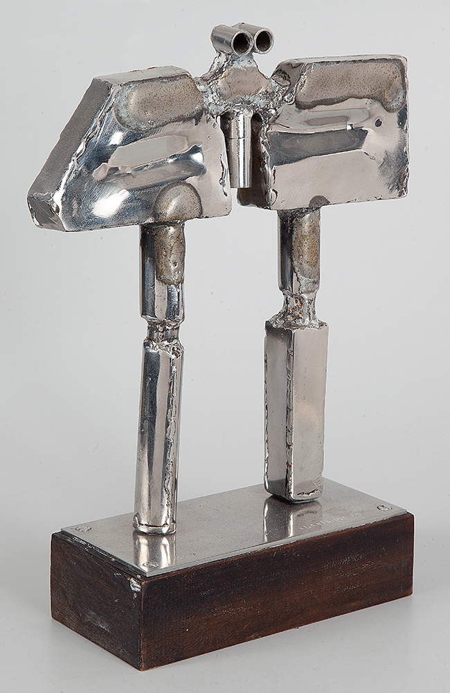NICOLAS VLAVIANO - Sem título - Escultura em aço inox - Tiragem 2/20 - 1973 - Assinada. 40 x 30 x 11 cm.