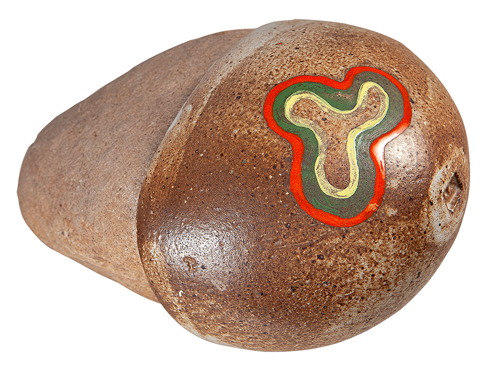 MEGUMI YUASA - Semente - Escultura em Cerâmica Pintada e Pedra - Assinada - 10 x 21 x 16 cm.