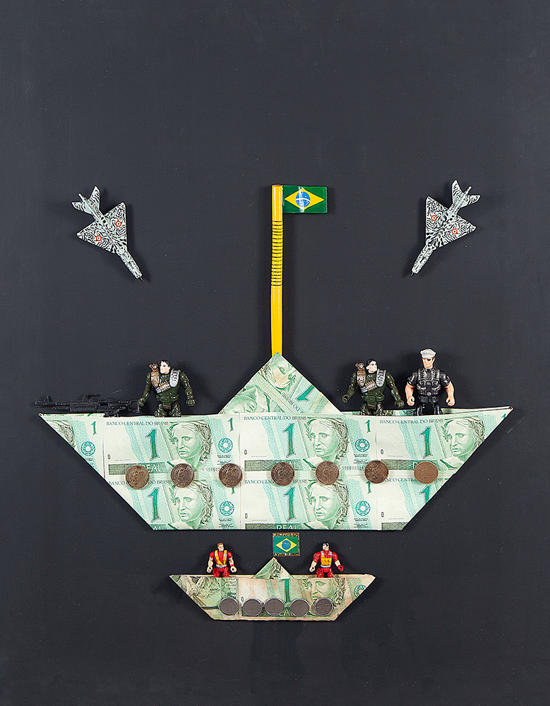 NELSON LEIRNER - Barcos - Papel, Plástico, Metal e Adesivo Sobre Madeira - Ass.dat.2000 em etiqueta no verso - 72 x 57 x 9 cm.Reproduzido na pág.62 do livro `Nelson Leirner 1994+10 do Desenho á Instalação `Instituto Tomie Ohtake e Com etiqueta da Silvia Cintra Galeria de Arte.