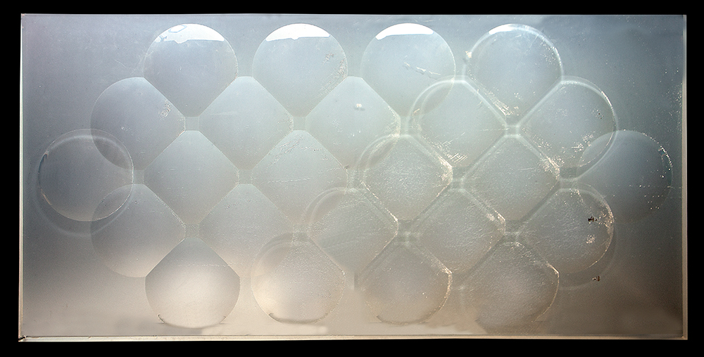 ROGELIO POLESELLO - Sem título - Escultura em Acrílico -Ass.centro lat.dir - 1973 - 200 x 100 x 5 cm. Apresenta alguns bicados na lateral.