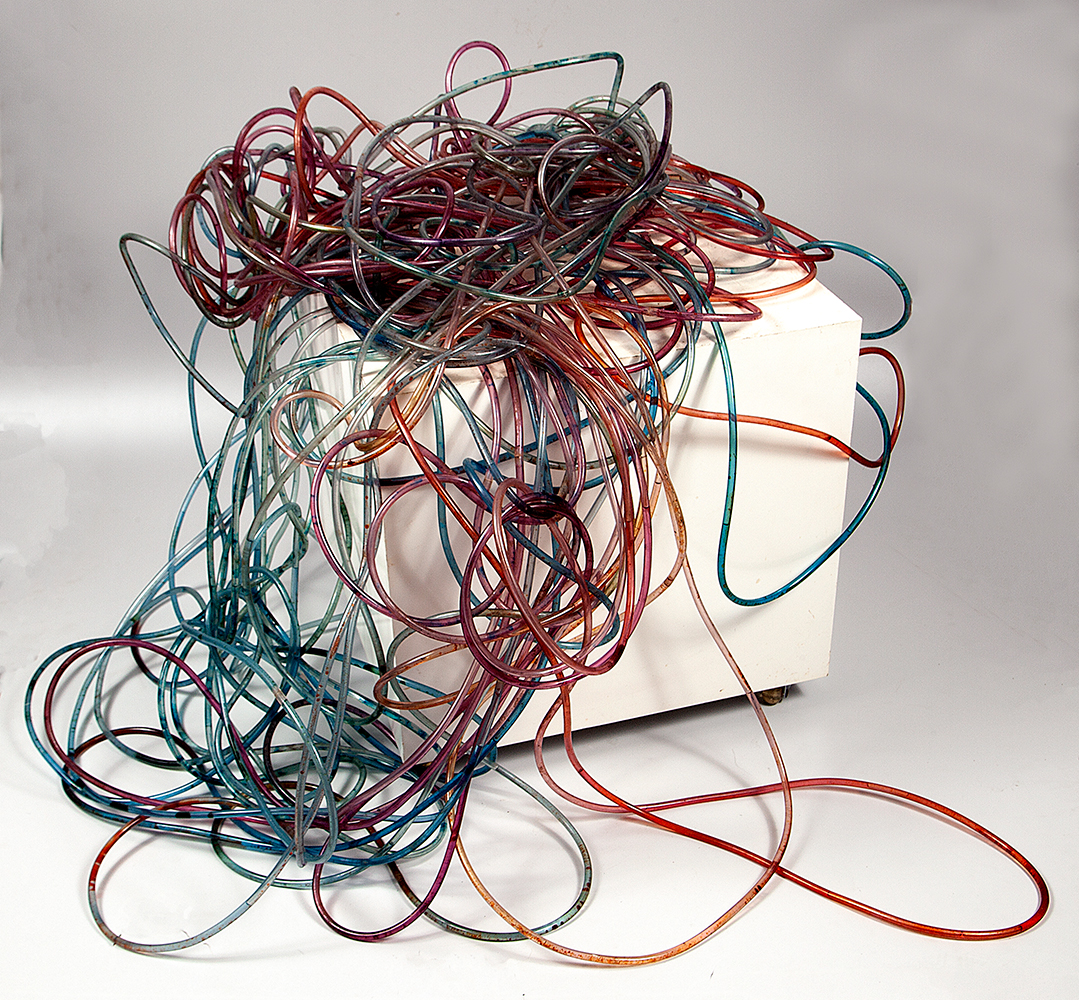 AMÉLIA TOLEDO - Sem título - Tubos Plásticos- 1969/Déc.2000 - Medidas variadas - aprox.15 x 30 x 30 cm. Peça semelhante a capa do livro.