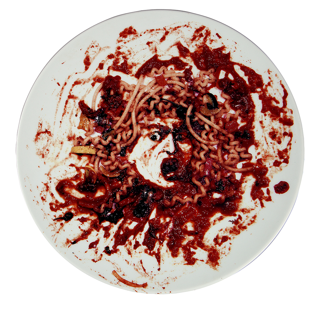 VICK MUNIZ -Medusa - Spaghetti Marinara (após Caravaggio,1590) - Porcelana Limoges- 1999 - 32 cm d =