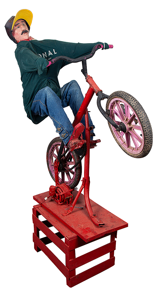JU CABELEIRO - Homem andando de bicicleta - Técnica Mista (Motor, Ferro, Tecido, Plástico, Metal, Borracha, Caixa de Madeira e Gesso Pintado - 160 x 130 x 38 cm.